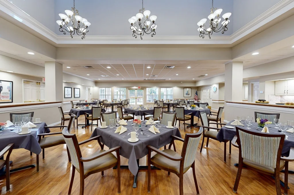 pano_zoom-dining-room_2560x1700