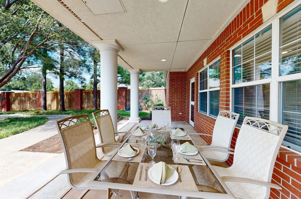 pano_zoom-mc-patio_2560x1700